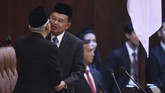 Mantan Wakil Presiden Jusuf Kalla (kanan) berpelukan dengan Wakil Presiden Ma'ruf Amin pada upacara pelantikan presiden dan wakil presiden periode 2019-2024 di Gedung Nusantara, kompleks Parlemen, Senayan, Jakarta, Minggu (20/10/2019). (ANTARA FOTO/Akbar Nugroho Gumay/aww)