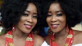 Kehinde Olofin (kiri) and Taye Olofin (kanan), gadis kembar yangikut hadir dalam festival kembar di Igbo-Ora, Nigeria. (AFP/Pius Utomi Ekpei)