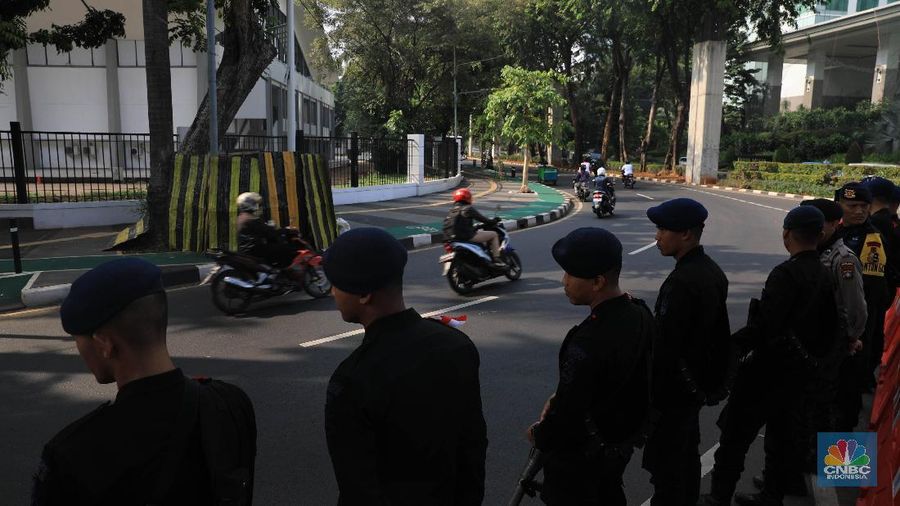 Kawasan lalu lintas di sekitar Gedung MPR/DPR dan Istana Negara telah dialihkan menjelang pelantikan Presiden dan Wakil Presiden.