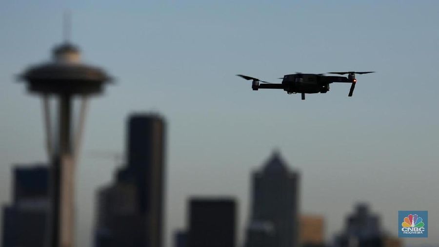FILE PHOTO: A drone hovers at a viewpoint overlooking the Space Needle and skyline of tech hub Seattle, Washington, U.S. February 11, 2017. REUTERS/Chris Helgren