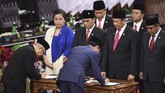 Presiden Joko Widodo (kedua kiri) dan Wapres Ma'ruf Amin membubuhkan tanda tangan disaksikan para pimpinan MPR saat upacara pelantikan presiden dan wakil presiden periode 2019-2024 di Gedung Nusantara, kompleks Parlemen, Senayan, Jakarta, Minggu (20/10/2019). )ANTARA FOTO/Akbar Nugroho Gumay/aww)