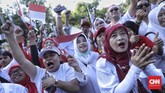 Relawan terlihat antusias saat nonton bareng acara pelantikan Jokowi-Ma'ruf di MPR. (CNN Indonesia/Bisma Septalisma)