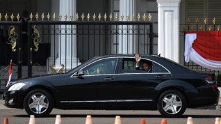 Konvoi Jokowi Dikawal Moge dan Mobil Mewah 'Pelat Merah'