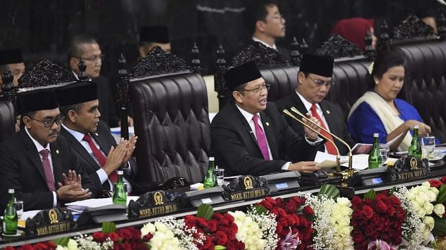 Taburan Pantun Bamsoet dan Pepatah Bugis di Pelantikan Jokowi