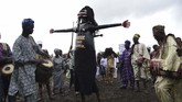 Penari berkostum yang tampil dalam Festival Anak Kembar di Igbo-Ora, Nigeria, pada Sabtu (12/10). (AFP/Pius Utomi Ekpei)