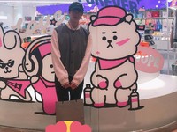 Gegara Ditenteng Jin BTS, Balenciaga Viral di Twitter