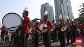 Selain mengibarkan bendera 200 meter, relawan juga menghadirkan drum band dalam acara syukuran. (CNN Indonesia/Safir Makki)