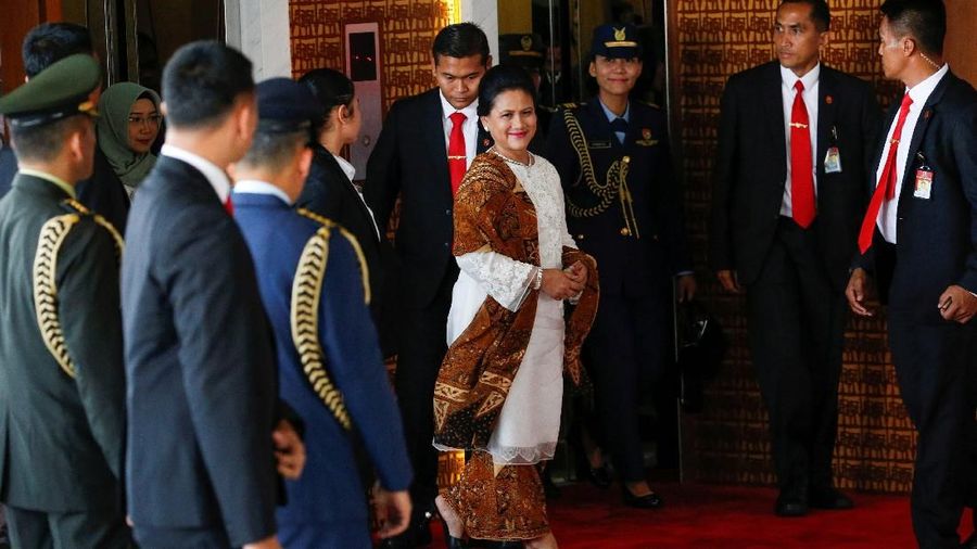 Indonesian First Lady Iriana Widodo arrives to attend the inauguration of Indonesia's President Joko Widodo for the second term, at the House of Representatives building in Jakarta, October 20, 2019. REUTERS/Willy Kurniawan