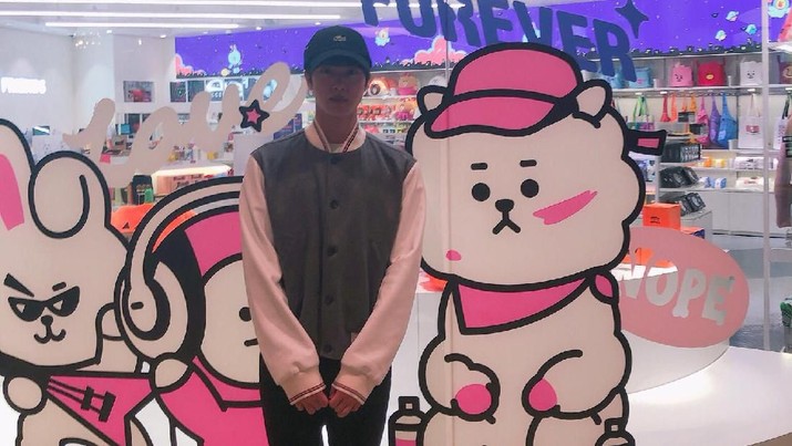 Dipakai Artis Kpop, Balenciaga Raup Rp 15 T di 2019 Merek Balenciaga tengah naik daun sejak tahun lalu, pemakaian oleh para artis-artis muda termasuk artis Kpop jadi salah satu pendorong penjualan
