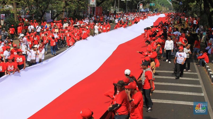 Pengibaran Bendera Merah Putih Sepanjang 200 Meter di Silang Patung Kuda, 20 Oktober 2019 (CNBC Indonesia/Tri Susilo)