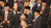 Jokowi berjalan bersama Jusuf Kalla, Wakil Presiden periode 20014-2019. Jusuf Kalla resmi purnatugas digantikan Ma'ruf Amin sebagai orang nomor dua di RI. (ANTARA FOTO/Akbar Nugroho Gumay/hp)