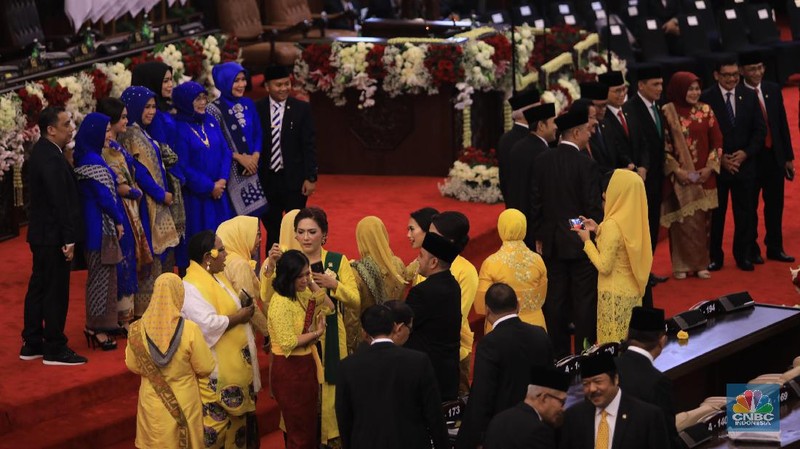 Para tamu undangan menyempatkan berfoto bersama sebelum acara pelantikan presiden dan wakil presiden periode 2019-2024 dimulai.