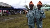 Penduduk di kota yang berjarak sekitar 100 kilometer utara kota terbesar Nigeria, Lagos, mengatakan bahwa hampir setiap keluarga memiliki beberapa anak kembar. (AFP/Pius Utomi Ekpei)