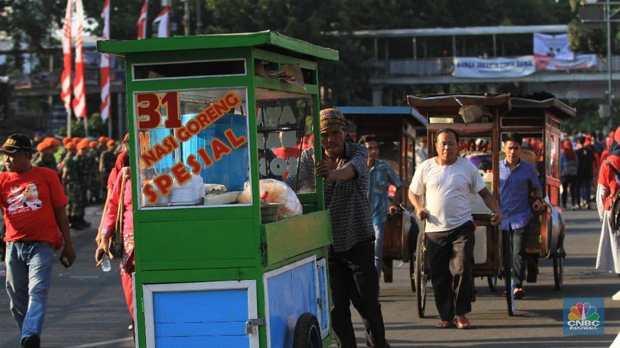 Jelang pelantikan presiden dan wakil presiden hari ini (20/10/2019), 160 gerobak nasi goreng telah disediakan untuk menyajikan makanan gratis untuk masyarakat.