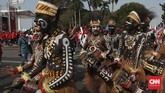 Tari-tarian dari berbagai daerah juga dihadirkan dalam acara syukuran relawan Jokowi di Monas. (CNN Indonesia/Safir Makki)