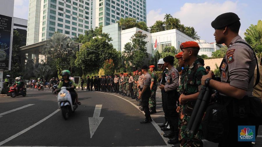 Kawasan lalu lintas di sekitar Gedung MPR/DPR dan Istana Negara telah dialihkan menjelang pelantikan Presiden dan Wakil Presiden.