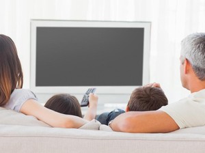 Panduan Jarak Aman Nonton TV Berdasarkan Ukuran Inch