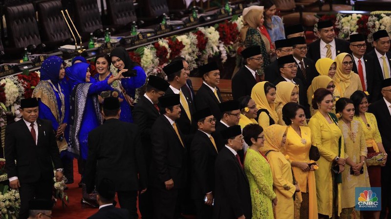 Para tamu undangan menyempatkan berfoto bersama sebelum acara pelantikan presiden dan wakil presiden periode 2019-2024 dimulai.