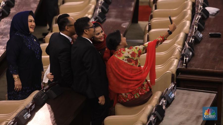 Para tamu undangan menyempatkan berfoto bersama sebelum acara pelantikan presiden dan wakil presiden periode 2019-2024 dimulai.