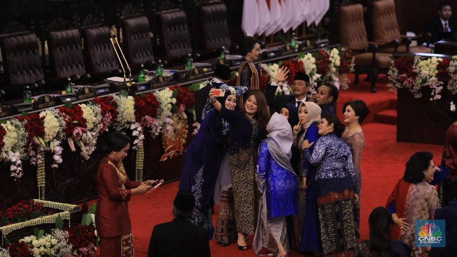 Para tamu undangan menyempatkan berfoto bersama sebelum acara pelantikan presiden dan wakil presiden periode 2019-2024 dimulai.
