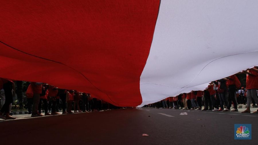 Pengibaran Bendera Merah Putih Sepanjang 200 Meter di Silang Patung Kuda, 20 Oktober 2019 (CNBC Indonesia/Tri Susilo)