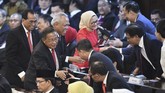 Sejumlah menteri kabinet kerja bersiap mengikuti upacara pelantikan Presiden Joko Widodo dan Wakil Presiden Ma'ruf Amin di Gedung Nusantara, kompleks Parlemen. (ANTARA FOTO/Akbar Nugroho Gumay/aww)