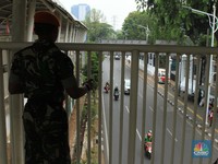- Kondisi terkini di beberapa ruas jalan yang di alihkan dari Hotel Mulia menuju kecgedung DPR/MPR/DPR. 20/10/19, CNBC Indonesia / Tri Susilo - Pengamanan juga terlihat di samping gedung parlemen, para pengguna roda dua yang akan masuk ke dalam gedun