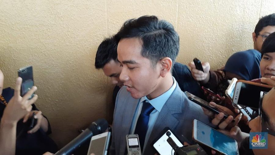 Gibran usai menghadiri sidang paripurna dengan agenda pelantikan Presiden dan Wakil Presiden Periode 2019-2024. (CNBC Indonesia/Lidya Julita S)
