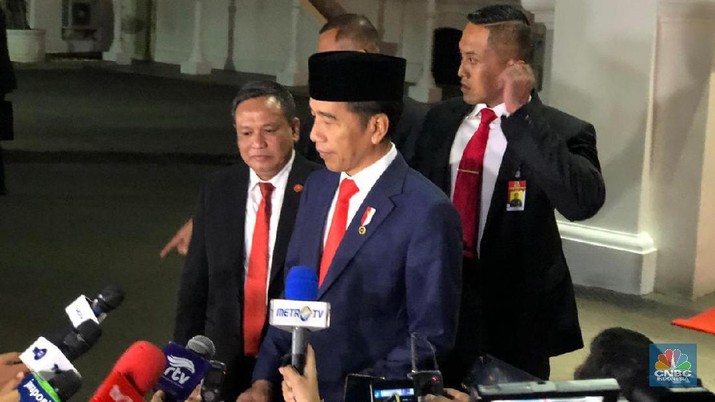 Presiden Jokowi memberi sinyal bahwa kabinet baru pemerintahannya akan diumumkan dalam waktu dekat. Tak lama setelah pelantikannya.