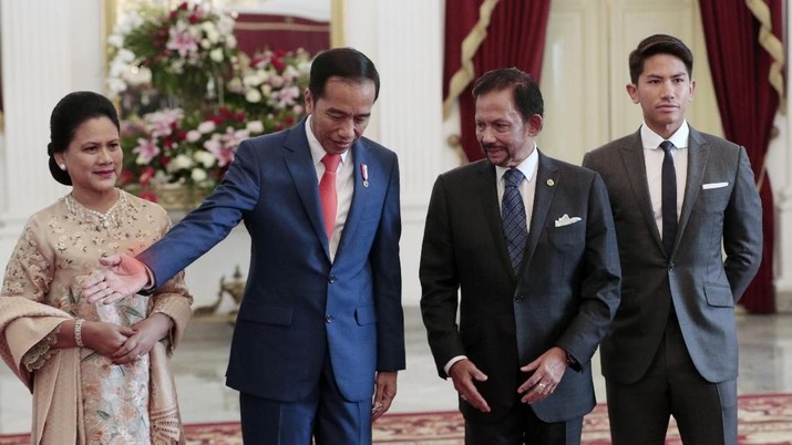 Muda, Tampan, Kaya, Ini Pangeran Brunei Abdul Mateen Pangeran Abdul Mateen curi perhatian di acara pelantikan Jokowi, ini sosoknya.