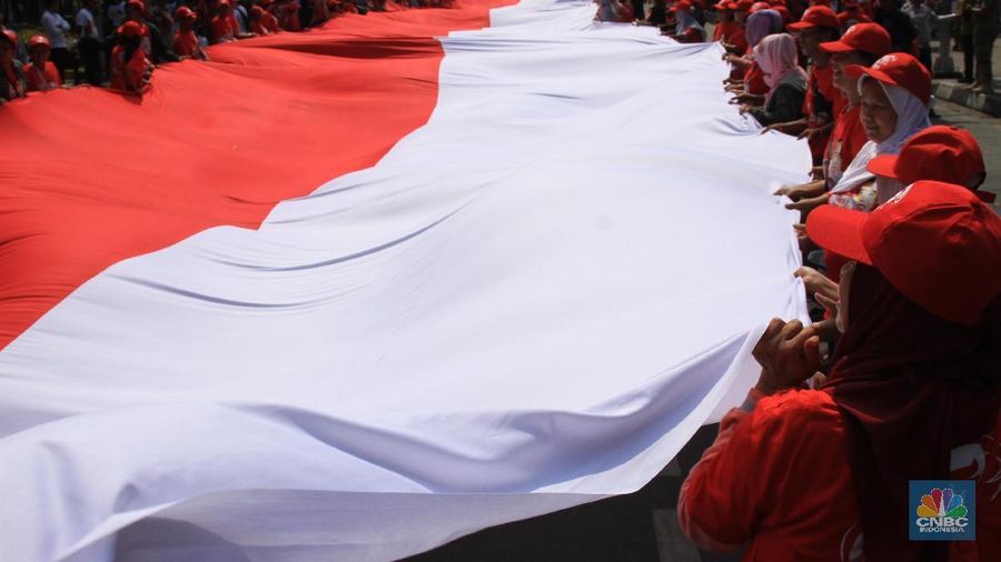 Pengibaran Bendera Merah Putih Sepanjang 200 Meter di Silang Patung Kuda, 20 Oktober 2019 (CNBC Indonesia/Tri Susilo)
