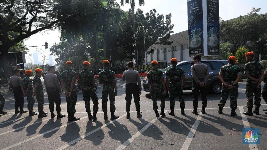 Kawasan lalu lintas di sekitar Gedung MPR/DPR dan Istana Negara telah dialihkan menjelang pelantikan Presiden dan Wakil Presiden.