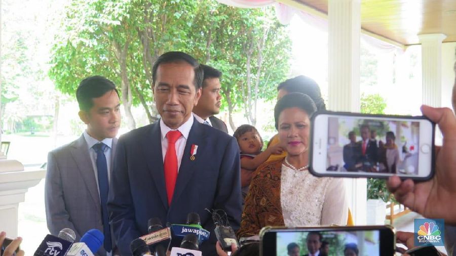 Presiden Joko Widodo (Jokowi) memberikan sinyal kuat bahwa menteri dari kalangan partai politik berjumlah sekitar 16 orang.
