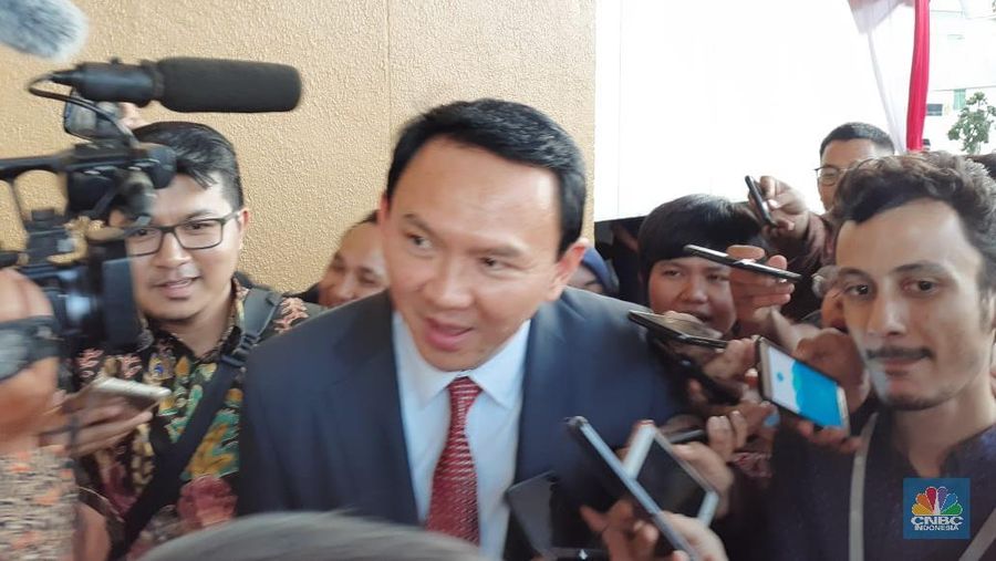 Basuki Tjahaja Purnama saat mengadiri sidang paripurna dengan agenda pelantikan Presiden dan Wakil Presiden Periode 2019-2024. (CNBC Indonesia/Lidya Julita S)