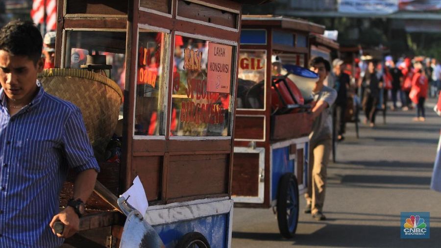 Jelang pelantikan presiden dan wakil presiden hari ini (20/10/2019), 160 gerobak nasi goreng telah disediakan untuk menyajikan makanan gratis untuk masyarakat.