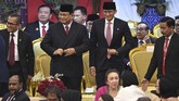 Ketua Umum Partai Gerindra Prabowo Subianto (kiri) dan Waketum Sandiaga Uno (kanan) juga hadir dalam pelantikan ini. Kehadiran Prabowo-Sandi menguatkan indikasi Gerindra bakal masuk koalisi. (ANTARA FOTO/Akbar Nugroho Gumay/aww)