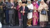Wury Estu Amin memakai kebaya putih panjang dengan kain batik dan dipadukan dengan kerudung hijau pastel (ANTARA FOTO/Nova Wahyudi)