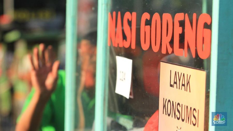 Jelang pelantikan presiden dan wakil presiden hari ini (20/10/2019), 160 gerobak nasi goreng telah disediakan untuk menyajikan makanan gratis untuk masyarakat.