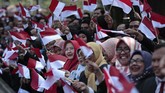 Pegawai Istana menyambut kedatangan Jokowi yang kembali ke Istana usai dilantik di Komplek MPR/DPR. (AP Photo/Dita Alangkara)