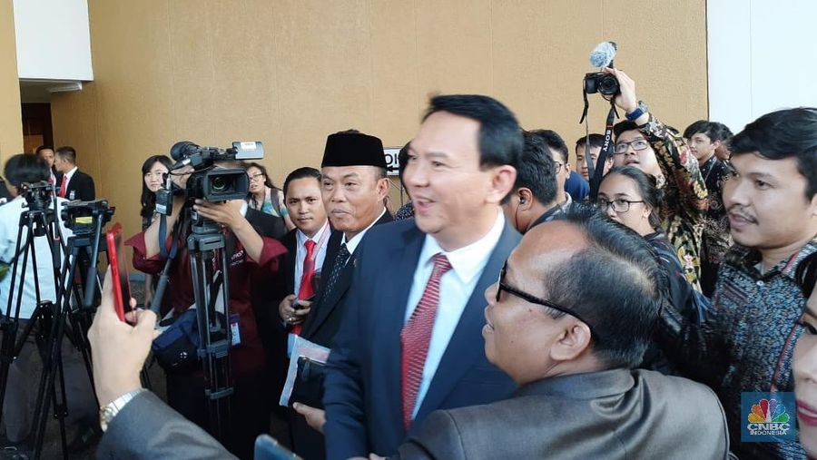 Basuki Tjahaja Purnama (Ahok) menghadiri pelantikan Jokowi-Ma'ruf Amin.