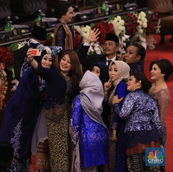Cekrek! Tamu Undangan Sibuk Swafoto di Gedung DPR