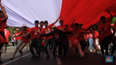 Pengibaran Bendera Merah Putih Sepanjang 200 Meter di Silang Patung Kuda, 20 Oktober 2019 (CNBC Indonesia/Tri Susilo) Pengibaran Bendera Merah Putih Sepanjang 200 Meter di Silang Patung Kuda, 20 Oktober 2019 (CNBC Indonesia/Tri Susilo)