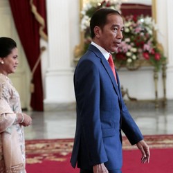 Tak Takut, Jokowi Sempatkan Sapa Warga di Depan Istana
