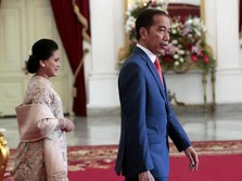 Tak Takut, Jokowi Sempatkan Sapa Warga di Depan Istana