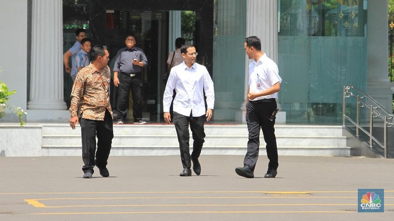 Nadiem tiba pukul 10.15 WIB mengenakan kemeja putih panjang dan langsung mengendai mobil golf (golf car).