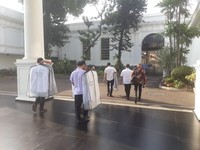 Misteri Kemeja Putih di Istana, Buat Calon Menteri Ya?