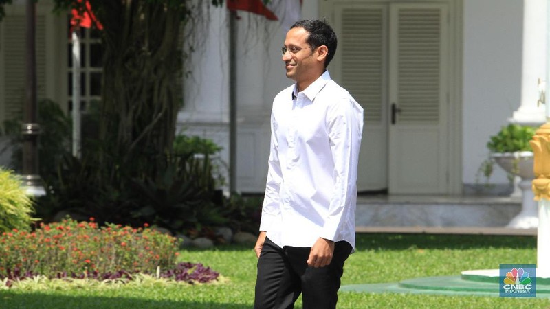 Nadiem tiba pukul 10.15 WIB mengenakan kemeja putih panjang dan langsung mengendai mobil golf (golf car).