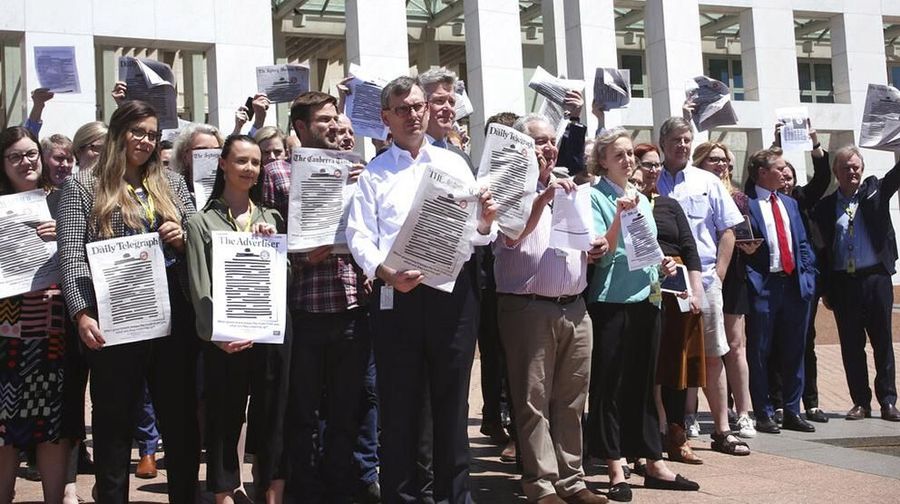 Berbagai koran di Australia menutup tulisan di halaman utama mereka dengan diblok hitam sebagai bagian dari kampanye kebebasan pers pada Senin, 21 Oktober 2019.