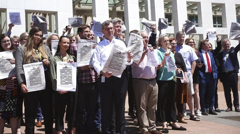 Berbagai koran di Australia menutup tulisan di halaman utama mereka dengan diblok hitam sebagai bagian dari kampanye kebebasan pers pada Senin, 21 Oktober 2019.