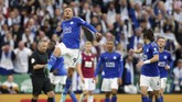 Jamie Vardy mencetak gol keenam pada musim ini. Penyerang timnas Inggris itu menjadi salah satu pencetak gol Leicester City ke gawang Burnley. The Foxes menang 2-1 atas The Clarets. (Nigel French/PA via AP)